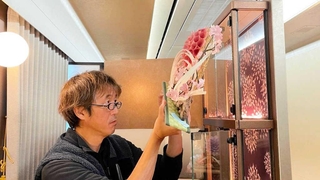 はなあかりの車内で調度品を飾り付ける北藤さん（多可町提供）