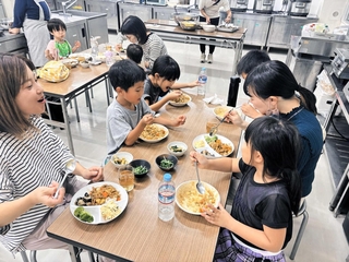 カレーライスをみんなで食べる「みんなの台所」＝コミセンおの（みんなの台所提供）