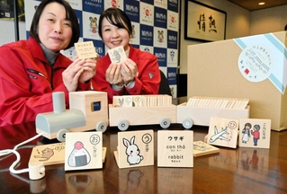 「ひらがなとれいん」の製造を手がけた市場の社員＝加西市役所