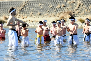 水の冷たさに負けず稽古する児童ら＝小野市住永町