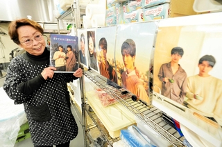 「推し」のポスターを加工場に貼り、元気をもらっている藤原施設長＝多可町八千代区中村
