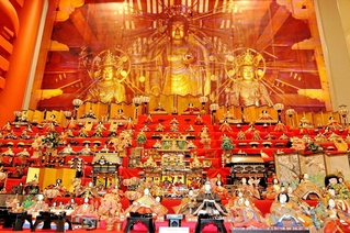 幕末－平成のひな人形が並ぶ特大ひな壇＝小野市立好古館