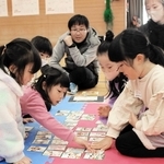 かるたを勢いよく取り合う子どもたち＝加東市河高