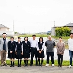 竹内紘三さん（右から３人目）を取材したメンバー。右端は高橋武男さん、ほかは社高校生など＝加東市内（高橋さん提供）