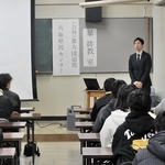 闇バイトなどについて学んだ暴排教室＝小野工業高校