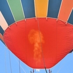 熱気球に搭乗した二十歳会の参加者と両親＝加西市役所駐車場