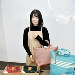 西脇病院で出産した人に贈られる祝い品。６種の中から一つを選ぶ＝西脇市役所