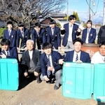 ごみステーションの美化に取り組んだ小野工業高生ら＝小野市片山町