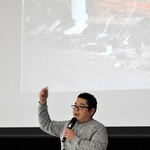 弟２人を失った経験を語る柴田大輔さん＝小野南中学校