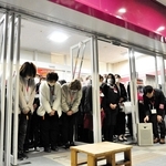 一時休業を前にあいさつした磯田泉店長（左）と従業員ら＝イオン小野店