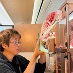 はなあかりの車内で調度品を飾り付ける北藤さん（多可町提供）