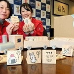 「ひらがなとれいん」の製造を手がけた市場の社員＝加西市役所