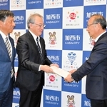 高橋晴彦市長（右）に答申を手渡す大西祥男委員長（中央）と濱本泰秀副委員長＝加西市役所