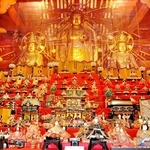 幕末－平成のひな人形が並ぶ特大ひな壇＝小野市立好古館