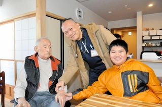 診察に訪れた藤本壮之さん（中央）と喜之さん（左）を見守る敦至さん＝小野市住吉町