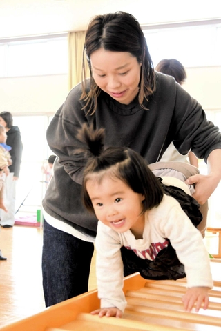 体を鍛えるため、手押し車に取り組む親子＝多可町中区岸上