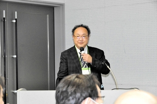 「認知症センターを役立てよう」と呼びかける濱口浩敏部長＝小野市うるおい交流館エクラ