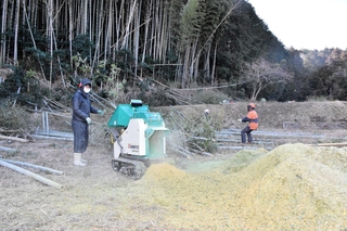 「かぐや姫米」に使う竹パウダーをこしらえるメンバーら＝加西市山下町