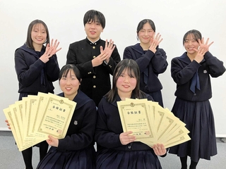 ビジネス探究科３年の９冠合格者（前列）と８冠達成者＝小野高校