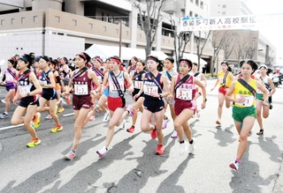 一斉にスタートする女子選手＝西脇市西脇