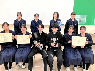 全日本電卓競技大会高校の部で準優勝したビジネスライセンス部員＝小野高校