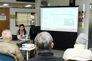 フリージャーナリストの幸田泉さんが開いた報告学習会＝西脇市鹿野町