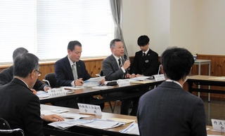 会議で発言するＪＲ西日本の国弘正治兵庫支社長（右奥から２人目）＝加東市社
