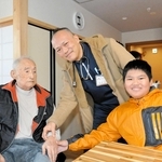 診察に訪れた藤本壮之さん（中央）と喜之さん（左）を見守る敦至さん＝小野市住吉町