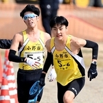 男子・小野市の５区岡田拓海選手（左）からたすきを受け取る６区渡辺裕珂選手＝加古川市の加古川河川敷マラソンコース（撮影・斎藤雅志）