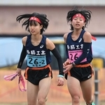 女子・西脇市の１区橋本結菜選手（右）からたすきを受ける２区橋本晴菜選手＝加古川市の加古川河川敷マラソンコース（撮影・大田将之）