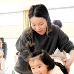 体を鍛えるため、手押し車に取り組む親子＝多可町中区岸上