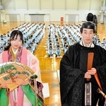 十二単姿の小林美優菜さん（左）と衣冠束帯の廣田直晃さん＝小野高校