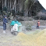 「かぐや姫米」に使う竹パウダーをこしらえるメンバーら＝加西市山下町