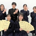 ビジネス探究科３年の９冠合格者（前列）と８冠達成者＝小野高校