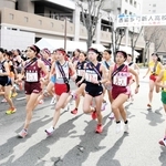 一斉にスタートする女子選手＝西脇市西脇