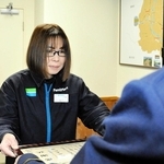 大山儀光署長から感謝状を受けた阿部真紀さん（左）＝小野署
