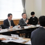 会議で発言するＪＲ西日本の国弘正治兵庫支社長（右奥から２人目）＝加東市社