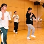 全国手話ダンス甲子園に向け、練習するノバーツのメンバーたち＝アスティアかさい