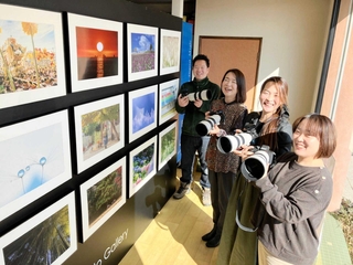 作品を出した（右から）まこさん、前川さおりさん、尾崎敬子さんと指導する玉田尚之さん＝小野市黒川町