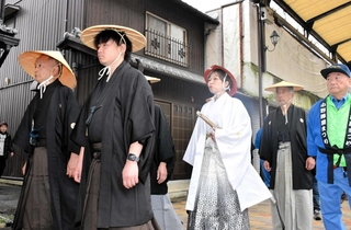 はかま姿で練り歩く小野藩大名行列＝小野商店街