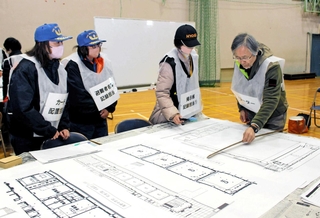 避難所運営ゲームに取り組む防災訓練の参加者＝加東市立滝野中学校