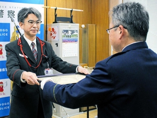 署長感謝状を受け取る入江博幸さん（左）＝西脇署