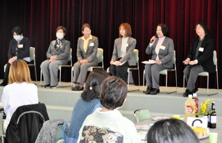 「つながる交流会」では、家庭と仕事の両立などについて女性市議が質問に答えた＝小野商工会議所