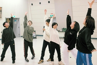 稽古に打ち込む出演者たち＝多可町中区茂利