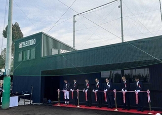 完成したトレーニング室の前で、テープカットを行う特別後援会会長ら＝加東市木梨