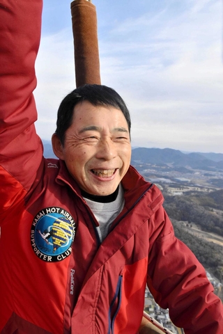 かさい熱気球サポータークラブ代表の阿部政人さん＝加西市上空