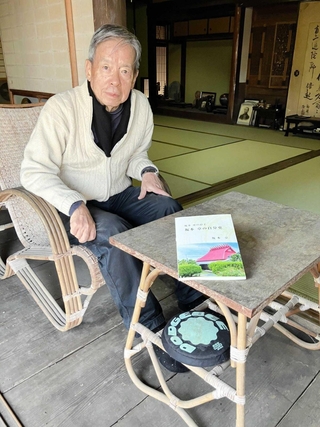 「自分史」を前に生家の縁側で。坂本遼の四男、章さん
