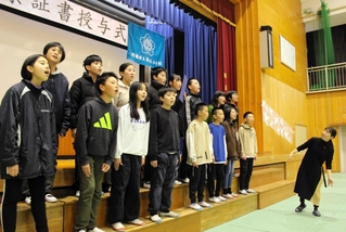 レッスンをするＡＯＩさん（右）と卒業ソングを歌う６年生＝桜丘小