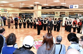 コープ加西の閉店で買い物客らにあいさつする従業員ら＝加西市北条町北条