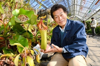 食虫植物の栽培、普及を支えた功績が評価された土居寛文さん＝県立フラワーセンター